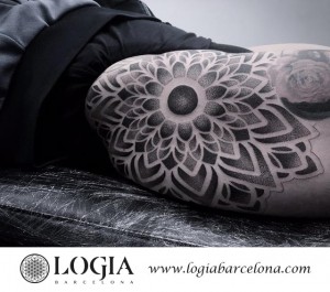 tatuaje-codo-mandala-flor-Logia-Barcelona-Dasly